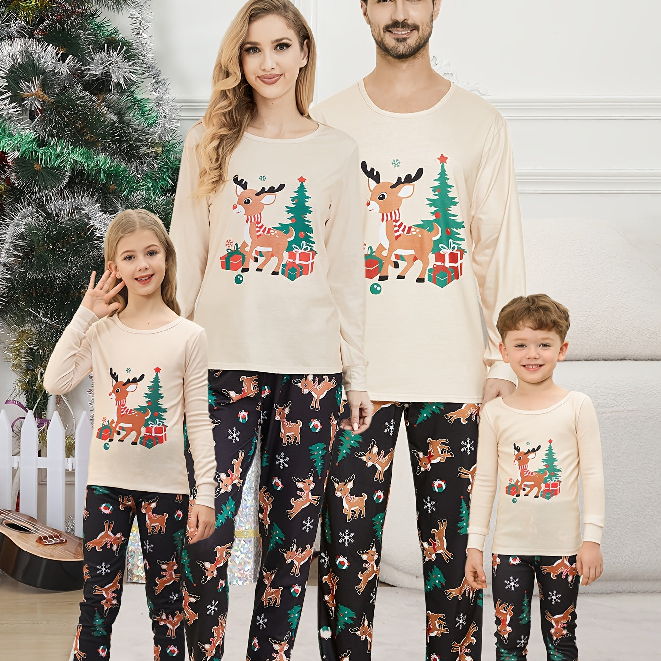 Pijama familiar unisex beige de 2 piezas – Estampado de reno y árbol de Navidad