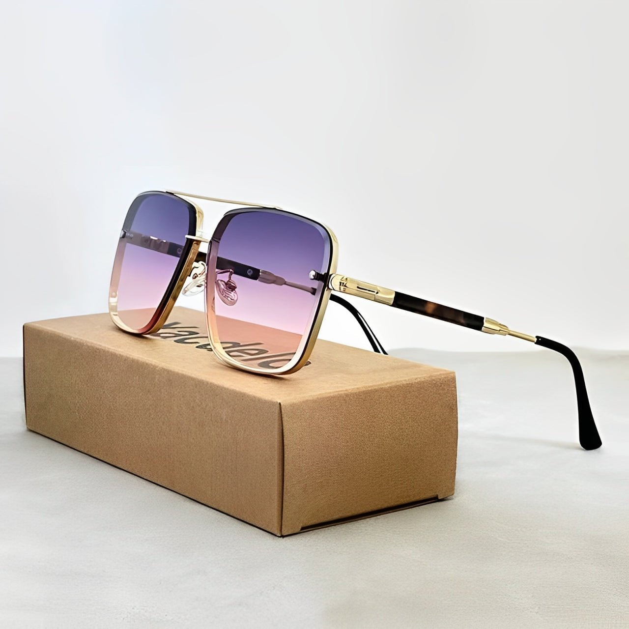 Men's Retro-Style Pilot Sunglasses with Gold Frame and Gradient Lenses