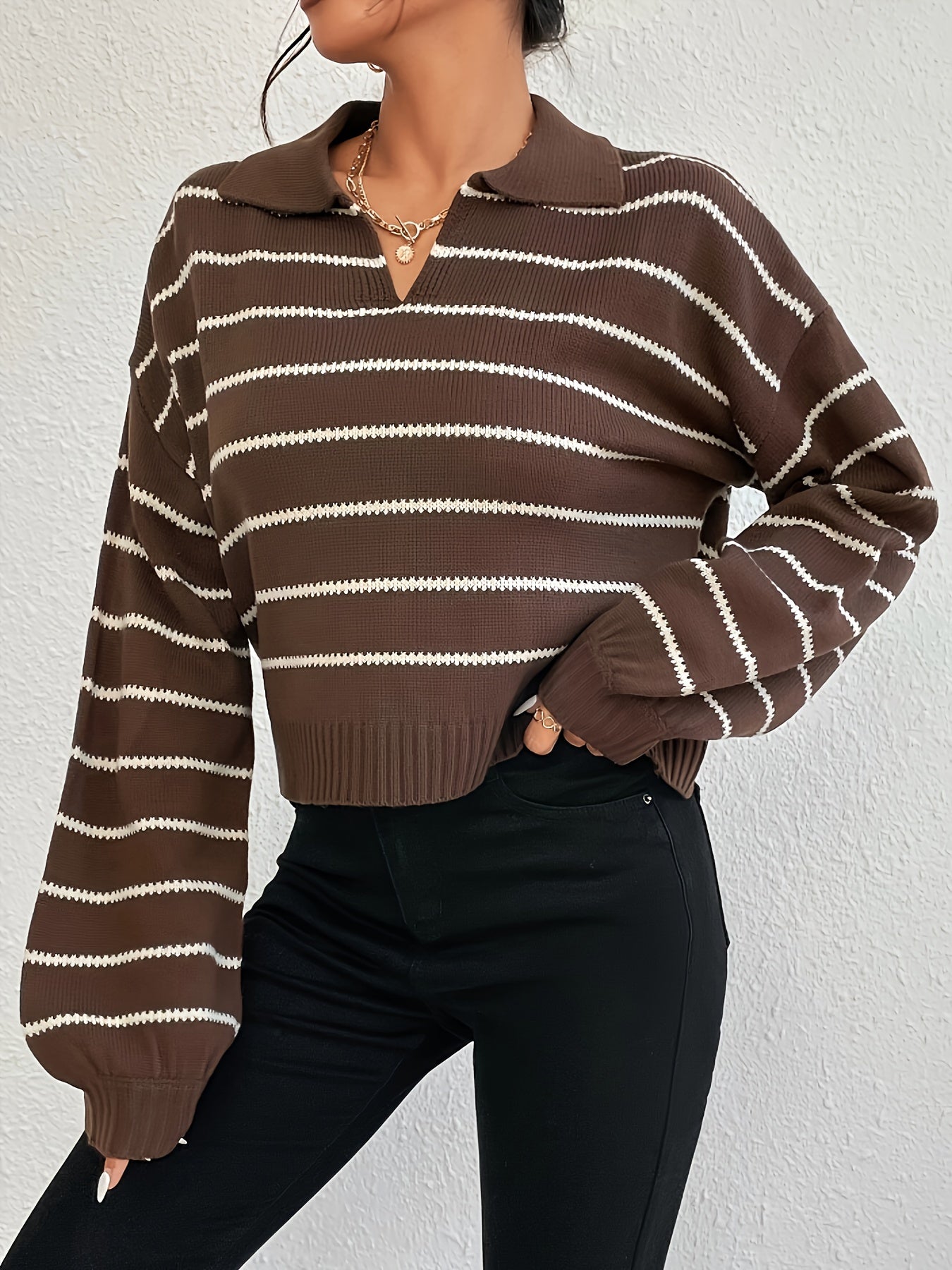 Stylischer gestreifter brauner Strickpullover mit überschnittenen Schultern für Damen | Isabella