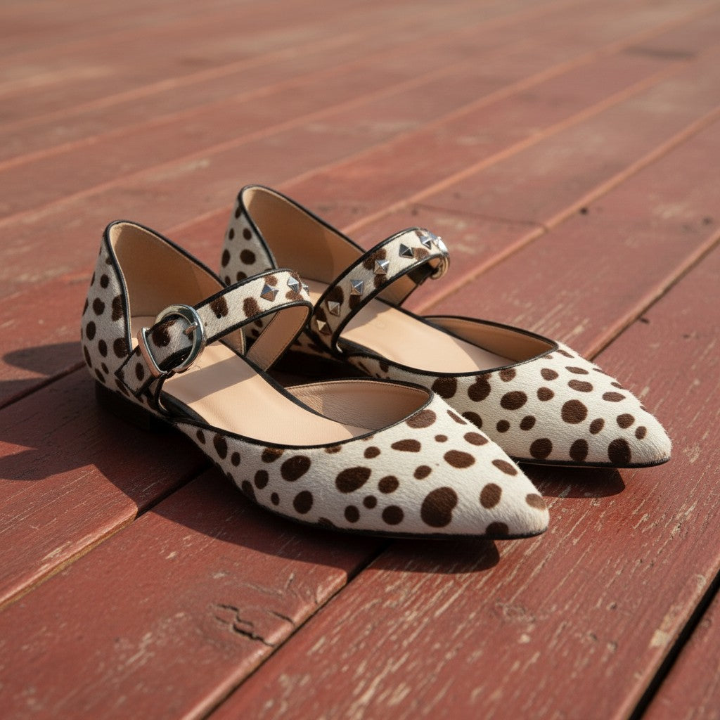 Damen Beige Flache Schuhe mit Leopardenmuster Knöchelriemen und Nietendetails