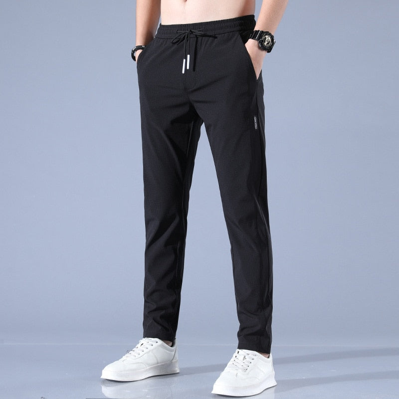Herren Leichte Stretch-Jogginghose - Schmal zulaufende Passform mit Kordelzug