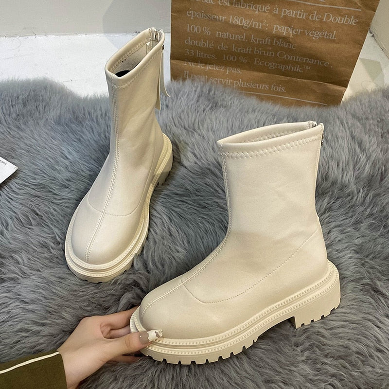 Women's ankle boots with zipper at the back - Robust tread sole