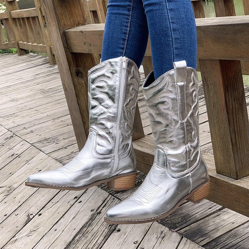 Damcowboystövlar i metallic-look – med broderidetalj