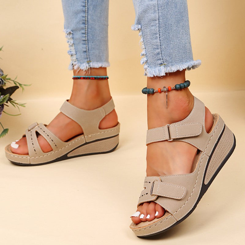 Damen Sandalen mit Keilabsatz - Multi-Riemen mit Kontrastnähten