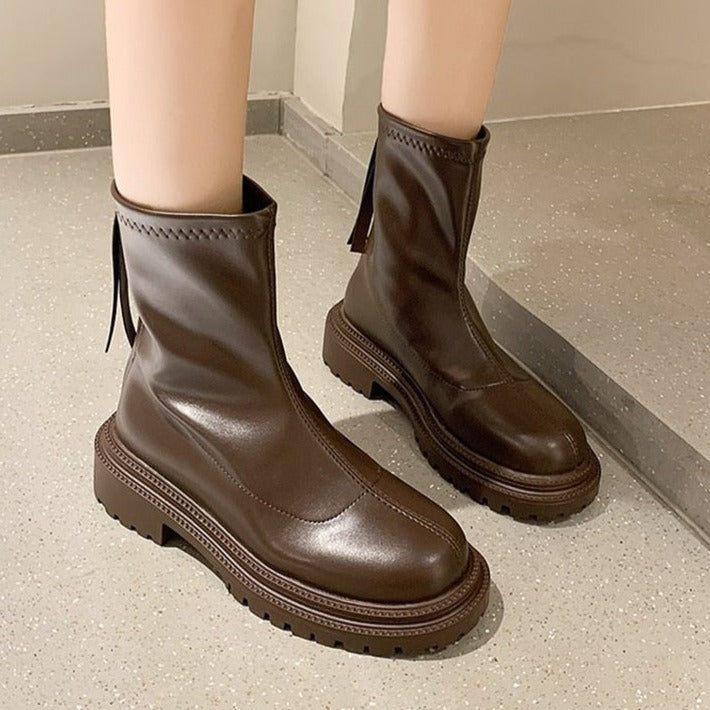 Women's ankle boots with zipper at the back - Robust tread sole