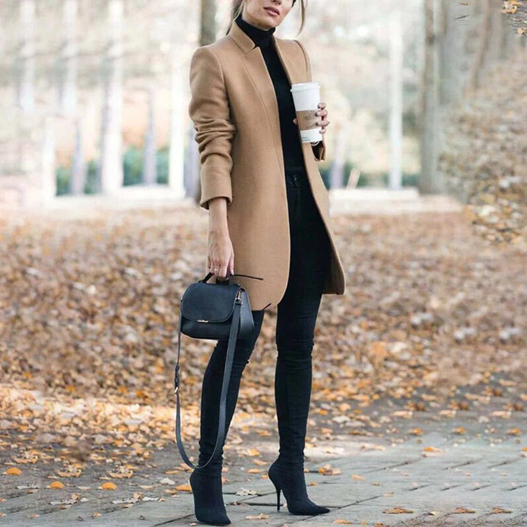 Cappotto da donna lungo fino al ginocchio, aderente - design minimalista con collo alto chiuso