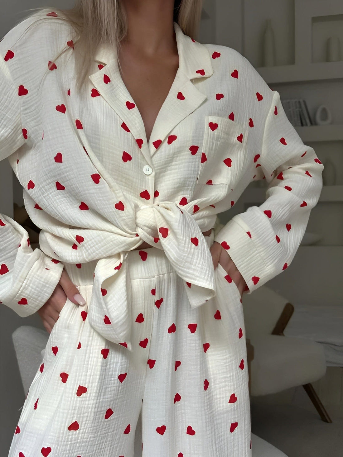 Damers vitt pyjamaset med hjärtmönster - avslappnad skjorta & byxor