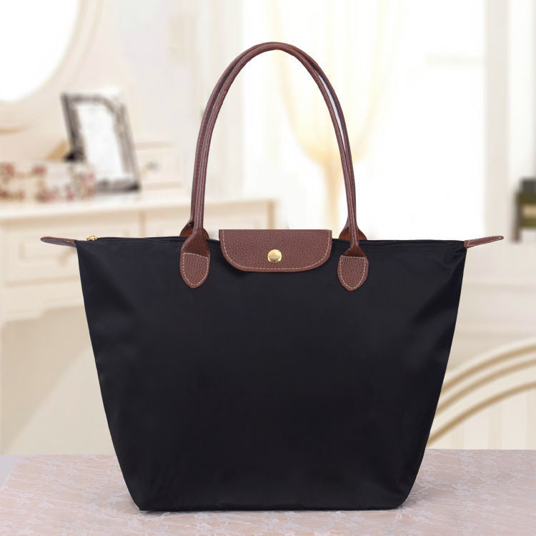 Borsa a tracolla strutturata da donna - patta testurizzata, idrorepellente