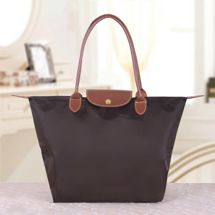 Borsa a tracolla strutturata da donna - patta testurizzata, idrorepellente