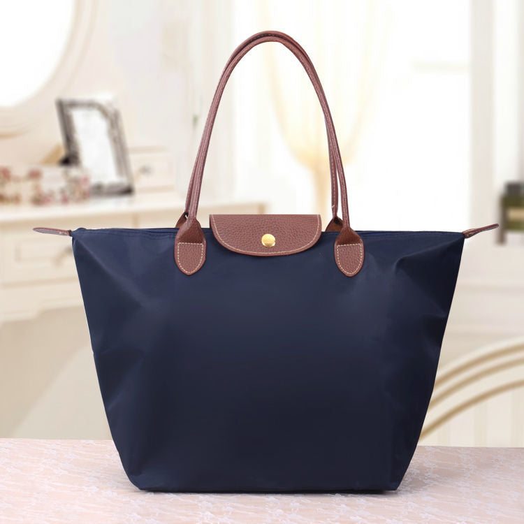 Borsa a tracolla strutturata da donna - patta testurizzata, idrorepellente