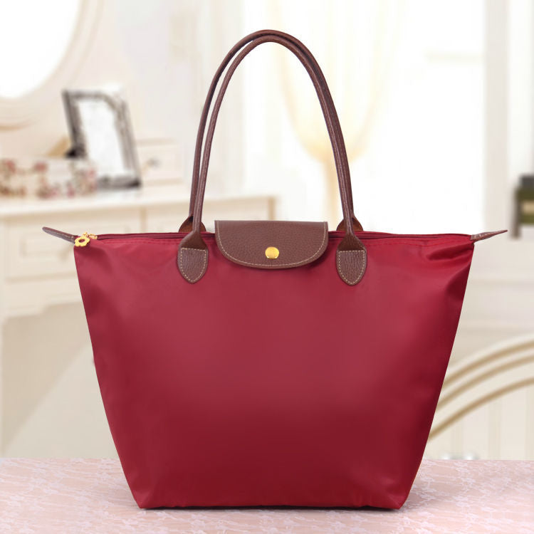 Borsa a tracolla strutturata da donna - patta testurizzata, idrorepellente