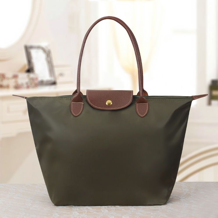 Borsa a tracolla strutturata da donna - patta testurizzata, idrorepellente