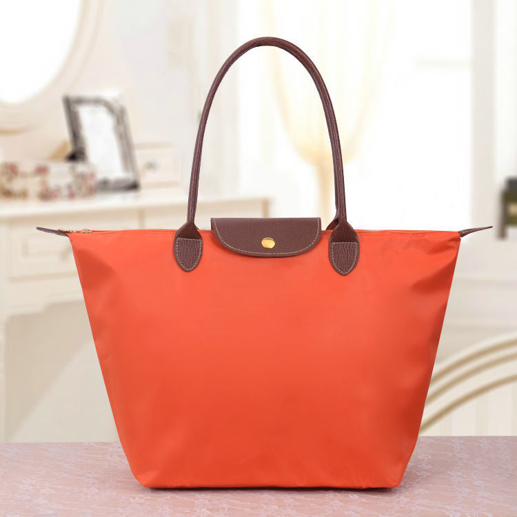 Borsa a tracolla strutturata da donna - patta testurizzata, idrorepellente