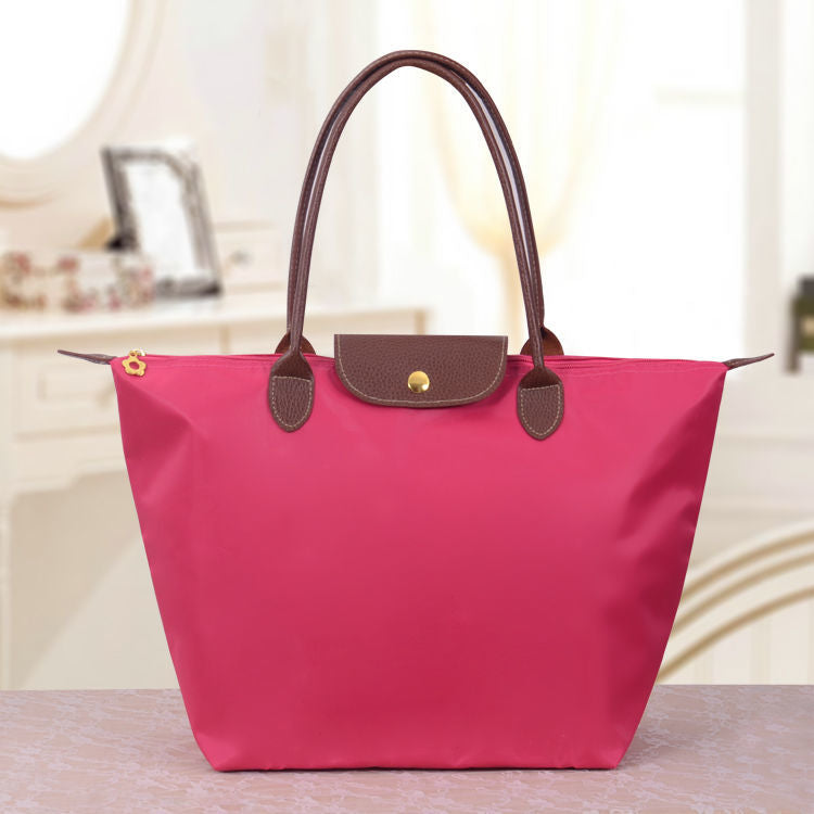 Borsa a tracolla strutturata da donna - patta testurizzata, idrorepellente